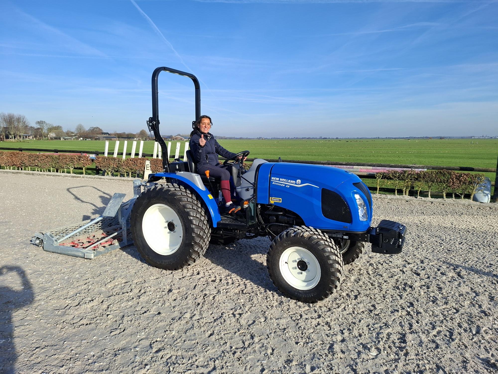 Lees meer: New Holland Boomer 45 Hydro geleverd aan Hippisch Centrum de Lange Linschoten